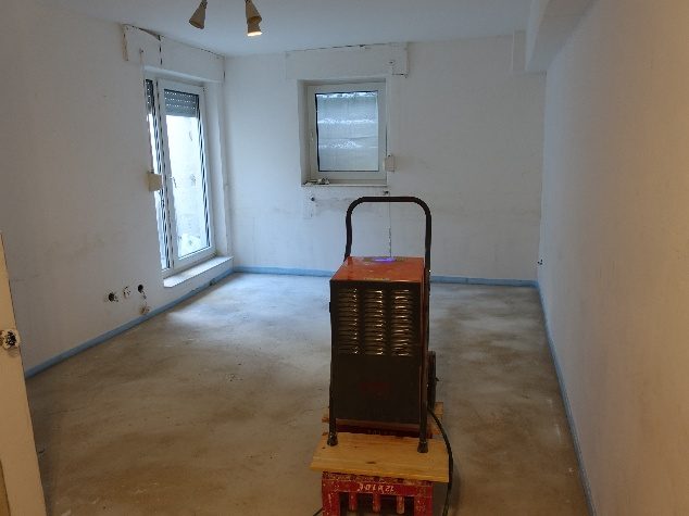 Bautrockner im Einsatz zur Trocknung eines Wasserschadens