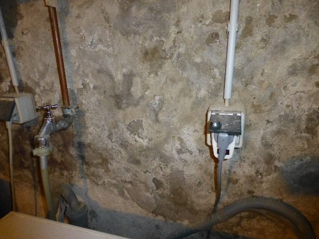Nasse, durchfeuchtete Kellerwand mit sichtbaren Ausblühungen