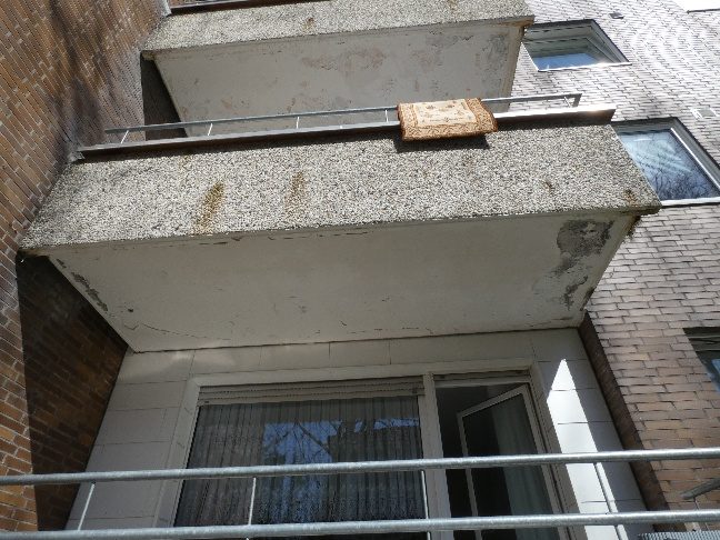 Undichter Balkon mit Feuchtigkeitsschaden an der Unterseite