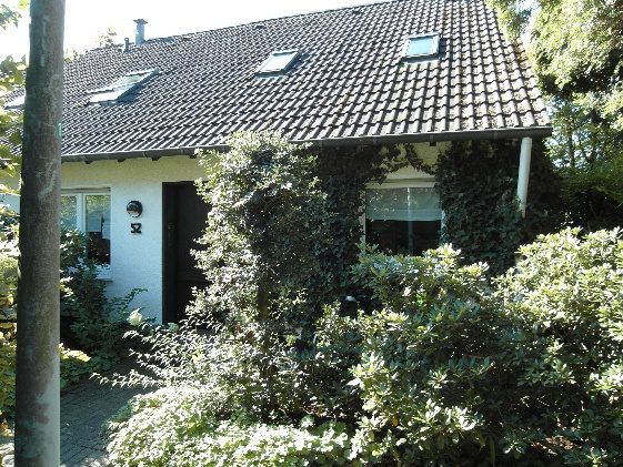 Stark begrüntes Haus, das den baulichen Zustand kaschiert