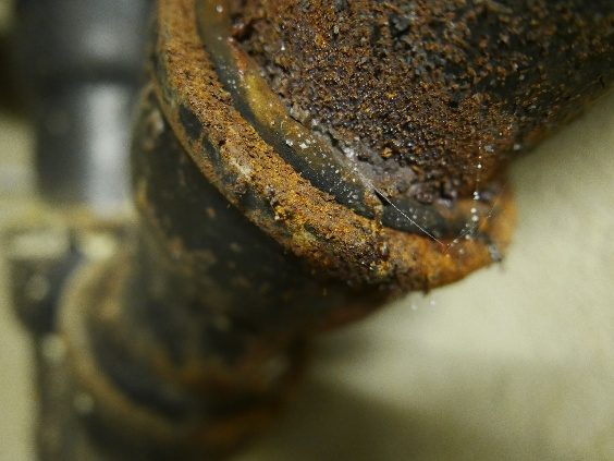 Stark korrodierte Rohrleitung im Bestandsgebäude